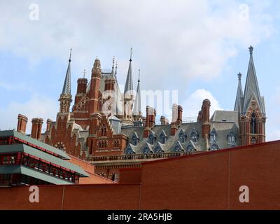 Londra, Regno Unito - giugno 2023 : architettura contrastante. I tetti della British Library e di St Pancras. Foto Stock