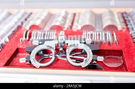 Primo piano delle lenti messbrille e oftalmiche. Kit di lenti e messbrille oftalmologiche. Diottria con lenti in scatola per test oftalmologici Foto Stock