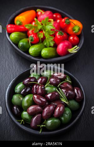 Olive miste con snack crudo di verdure come antipasti Foto Stock