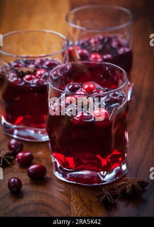 Bevanda calda con mirtilli rossi per Natale sul tavolo di legno Foto Stock