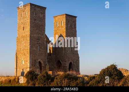 RECULVER, Inghilterra/UK - Dicembre 10 : resti della chiesa Reculver torri bagnata nel tardo pomeriggio di sole in inverno a Reculver in Kent sul dicembre 10, 2008 Foto Stock