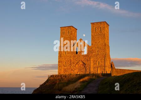 Resti della chiesa Reculver torri bagnata nel tardo pomeriggio di sole in inverno Foto Stock