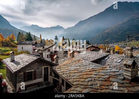 CORMAYEUR, VALLE D'AOSTA, ITALIA - OTTOBRE 27 : Case a Cormayeur, Valle d'Aosta Italia il 27 ottobre 2008 Foto Stock