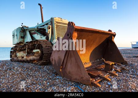 DUNGENESS, KENT/UK   17 dicembre : Bulldozer sulla spiaggia di Dungeness nel Kent sul dicembre 17, 2008 Foto Stock