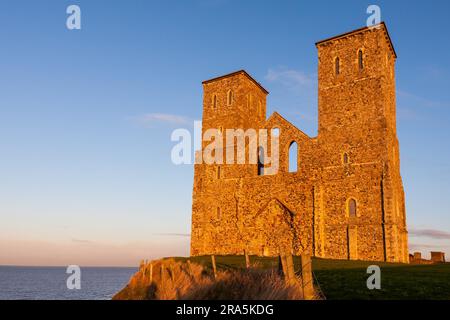 RECULVER, Inghilterra/UK - Dicembre 10 : resti della chiesa Reculver torri bagnata nel tardo pomeriggio di sole in inverno a Reculver in Kent sul dicembre 10, 2008 Foto Stock
