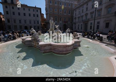 Piazza Navona, a Roma, riunisce sculture, fontane ed edifici di grande valore artistico, è un centro di vita sociale, culturale e turistica Foto Stock