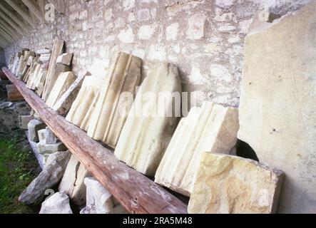 Contea di Suceava, Romania, 1999. Il lapidario del Monastero di Putna. Mostra delle pietre rimanenti della costruzione XV originale dell'hermitage. Foto Stock