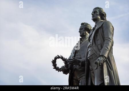 Statua doppia del monumento Goethe-Schiller di Ernst Rietschel, corona di alloro, Weimar, Turingia, Germania Foto Stock