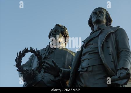 Statua doppia del monumento Goethe-Schiller di Ernst Rietschel, corona di alloro, Weimar, Turingia, Germania Foto Stock