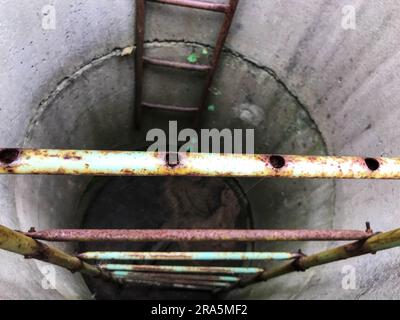 ben fatto in casa per l'estrazione dell'acqua. anelli di cemento sono installati nel cortile della casa per estrarre risorse dal terreno. acque sotterranee, puri Foto Stock