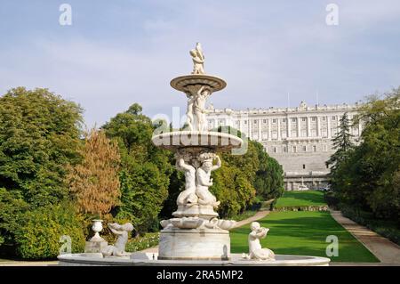 Fontana, Palazzo della Citta', Parco Jardines del campo del Moro, veduta del Palacio Real, Palazzo reale, Madrid, Spagna Foto Stock