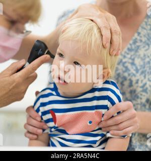 Bambino bambino bambino bambino in esame dal suo medico pediatra durante un controllo medico standard in presenza e comfort di sua madre. Sanità pubblica nazionale e cura dei bambini koncept Foto Stock