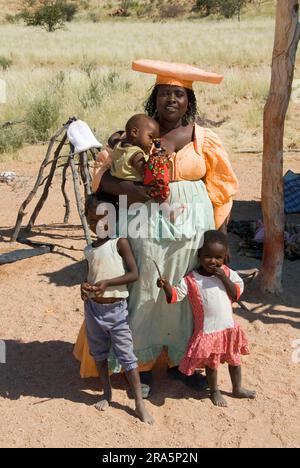 Herero donna con bambini, Namibia Foto Stock