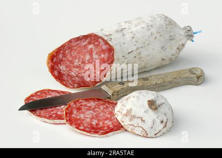 Salame italiano, coltello, salsiccia, salsiccia a lunga durata, prodotti a base di salsiccia Foto Stock