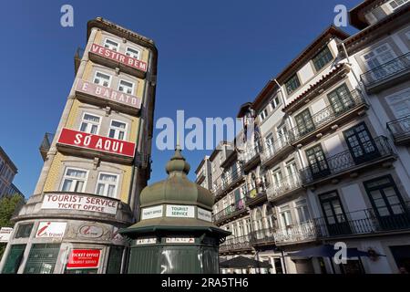 Strada pedonale Rua das Flores, Praca Almeida Garret, centro città Baixa do Porto, Portogallo Foto Stock