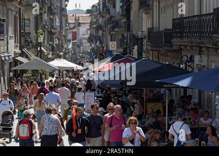 Strada pedonale Rua das Flores con folle di turisti, centro città Baixa do Porto, Portogallo Foto Stock