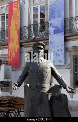 Statua del generale Humberto Delgado di fronte al Museu de Cidade Porto, Portogallo Foto Stock