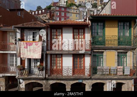 Case pittoresche nel quartiere storico di Miragaia, Porto, Portogallo Foto Stock