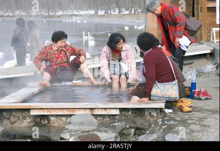 Donne giapponesi che fanno il bagno ai piedi nelle sorgenti termali calde, lago Kussharo, Hokkaido, Giappone Foto Stock