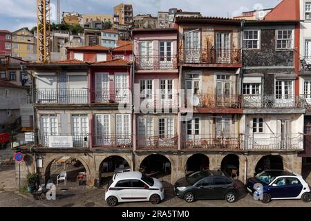 Case pittoresche nel quartiere storico di Miragaia, Porto, Portogallo Foto Stock