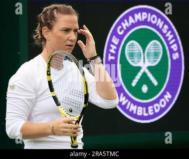 Londra, Regno Unito. 1 luglio 2023. Il belga Ysaline Bonaventure nella foto durante una sessione di allenamento davanti al torneo Grand slam di Wimbledon del 2023 presso l'All England Tennis Club, nel sud-ovest di Londra, in Gran Bretagna, sabato 1 luglio 2023. BELGA PHOTO BENOIT DOPPAGNE Credit: Belga News Agency/Alamy Live News Foto Stock