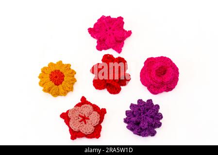 gruppo di fiori colorati a uncinetto come clip per capelli Foto Stock