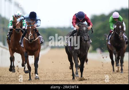 Il Tiber Flow è guidato dal fantino Tom Marquand (centro) sulla strada per vincere la Jenningsbet Chipchase Stakes con Spycatcher guidato dal fantino Clifford Lee (secondo a sinistra) secondo durante il terzo giorno del Seaton Delaval Northumberland Plate festival all'ippodromo di Newcastle upon Tyne. Data foto: Sabato 1 luglio 2023. Foto Stock