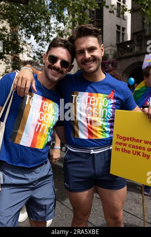 Londra, Regno Unito. 1° luglio 2023. Dan Harry (a sinistra) e Ollie King dello show della BBC 'i Kissed A Boy' si preparano a prendere parte a Pride a Londra 2023. Crediti: Katie Collins/EMPICS/Alamy Live News Foto Stock