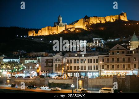 Tbilisi, Georgia Scenic View of inespugnable Fortress Narikala Fortress. Antica Fortezza Narikala nel centro storico di Tbilisi. Caucaso. Traffico notturno Foto Stock