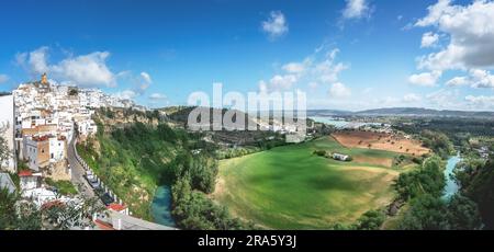 Vista aerea panoramica di Arcos de la Frontera con il fiume Guadalete e la valle - Arcos de la Frontera, Cadice, Spagna Foto Stock