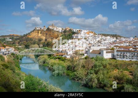 Vista su Arcos de la Frontera con il fiume Guadalete e il Ponte di San Miguel - Arcos de la Frontera, Cadice, Spagna Foto Stock