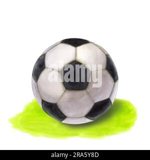 Football. Pallone da calcio bianco e nero su erba verde. Illustrazione ad acquerello disegnata a mano isolata su sfondo bianco. Per cartolina di design, adesivo, p Foto Stock