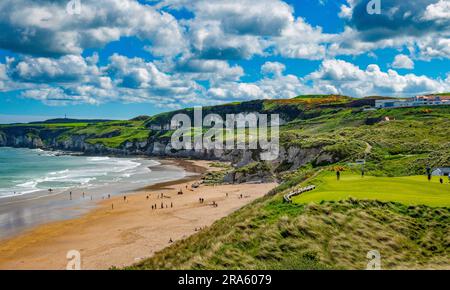 The Fifth Green al Royal Portrush Golf Club e Whiterocks Beach sulla Causeway Coast, contea di Antrim, Irlanda del Nord Foto Stock