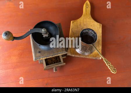 Caffettiera vintage e macinacaffè manuale. Stile retrò per preparare un espresso naturale Foto Stock