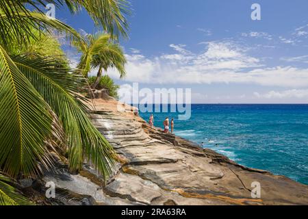 Turisti sulle rocce di Chinawall, a Kawaihoa Point, Oahu, Hawaii, Oceano Pacifico, O'ahu, Stati Uniti Foto Stock