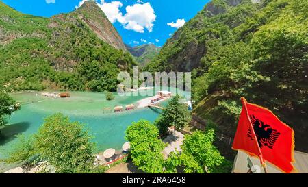 Splendide spiagge sparsi lungo le rive del fiume Shala con bandiera albanese. I luoghi idilliaci offrono la possibilità di prendere il sole mentre ti godi Foto Stock