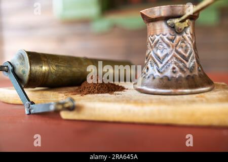 Vintage coffee pot and manual coffee grinder. Retro style of making natural espresso Foto Stock