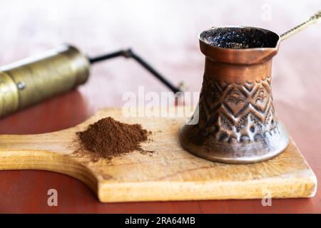 Caffettiera vintage e macinacaffè manuale. Stile retrò per preparare un espresso naturale Foto Stock