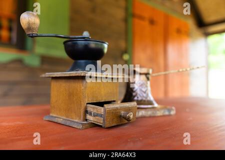 Caffettiera vintage e macinacaffè manuale. Stile retrò per preparare un espresso naturale Foto Stock