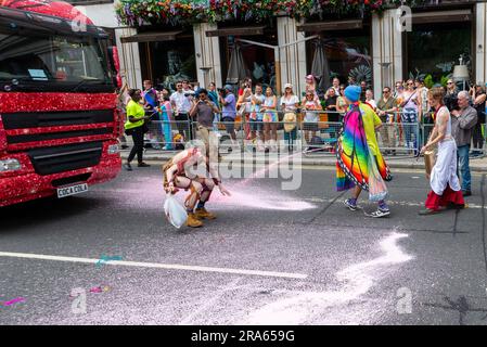 Piccadilly, Londra, Regno Unito. 1 luglio 2023. I manifestanti Just Stop Oil hanno fermato la Pride London Parade spruzzando la strada e sedendosi di fronte al galleggiante della Coca Cola. Accusano la Coca Cola di essere il più grande inquinatore di plastica del mondo Foto Stock