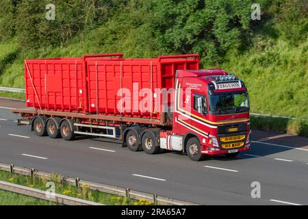 AF Ferguson Transport "Amazing Grace" 2019 Volvo FH rimorchio a pianale che trasporta grandi container rossi che viaggiano sull'autostrada M6 nel Regno Unito Foto Stock