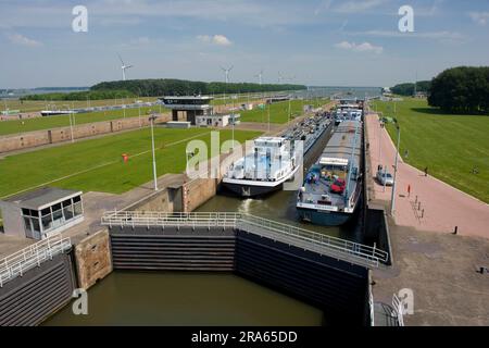 Navi da carico nel bacino di marea Volkeraksluizen, Willemstad, Noord Brabant, Paesi Bassi Foto Stock