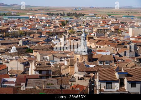 Veduta aerea di Consuegra con la Chiesa del Cristo di Veracruz e Plaza de Espana - Consuegra, Castilla-la Mancha, Spagna Foto Stock