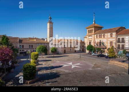 Piazza Plaza de Espana con Torre dell'Orologio (Torre del Reloj) e Municipio di Consuegra - Consuegra, Castilla-la Mancha, Spagna Foto Stock