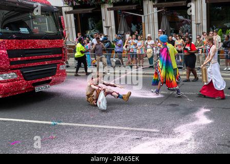 Piccadilly, Londra, Regno Unito. 1 luglio 2023. I manifestanti Just Stop Oil hanno fermato la Pride London Parade spruzzando la strada e sedendosi di fronte al galleggiante della Coca Cola. Accusano la Coca Cola di essere il più grande inquinatore di plastica del mondo Foto Stock