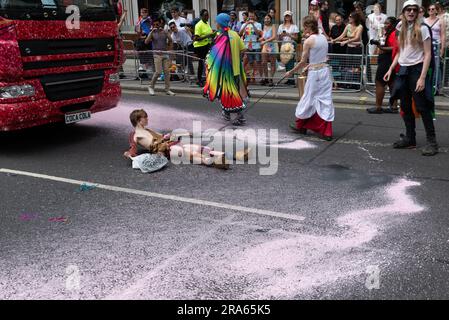 Piccadilly, Londra, Regno Unito. 1 luglio 2023. I manifestanti Just Stop Oil hanno fermato la Pride London Parade spruzzando la strada e sedendosi di fronte al galleggiante della Coca Cola. Accusano la Coca Cola di essere il più grande inquinatore di plastica del mondo Foto Stock