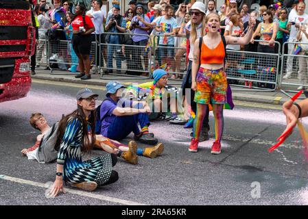 Piccadilly, Londra, Regno Unito. 1 luglio 2023. I manifestanti Just Stop Oil hanno fermato la Pride London Parade spruzzando la strada e sedendosi di fronte al galleggiante della Coca Cola. Accusano la Coca Cola di essere il più grande inquinatore di plastica del mondo Foto Stock