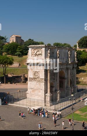 Arco trionfale di Costantino, veduta della Chiesa di San Bonaventura al Palatino, Roma, Lazio, Italia, Arco di Costantino Foto Stock