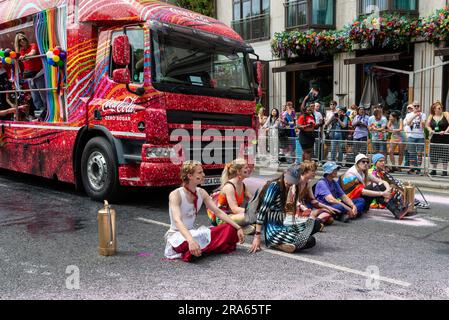 Piccadilly, Londra, Regno Unito. 1 luglio 2023. I manifestanti Just Stop Oil hanno fermato la Pride London Parade spruzzando la strada e sedendosi di fronte al galleggiante della Coca Cola. Accusano la Coca Cola di essere il più grande inquinatore di plastica del mondo Foto Stock