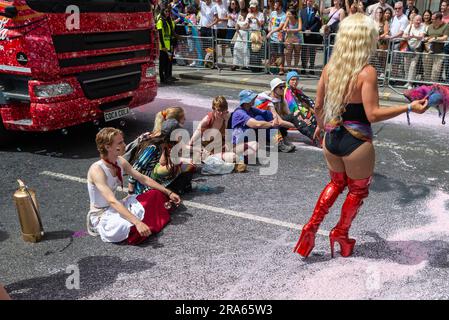 Piccadilly, Londra, Regno Unito. 1 luglio 2023. I manifestanti Just Stop Oil hanno fermato la Pride London Parade spruzzando la strada e sedendosi di fronte al galleggiante della Coca Cola. Accusano la Coca Cola di essere il più grande inquinatore di plastica del mondo Foto Stock